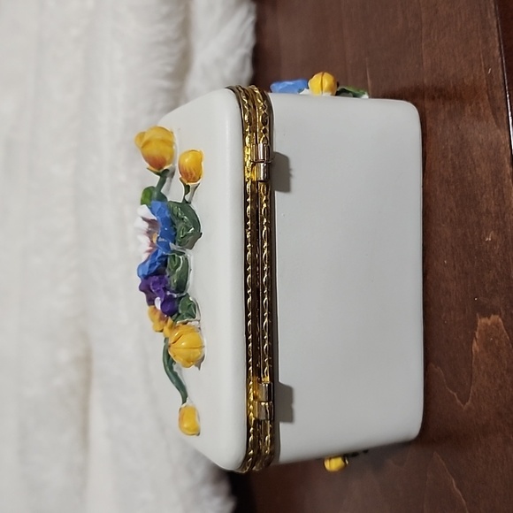 Vintage Floral Trinket Box with Gold Accents - Picture 3 of 9